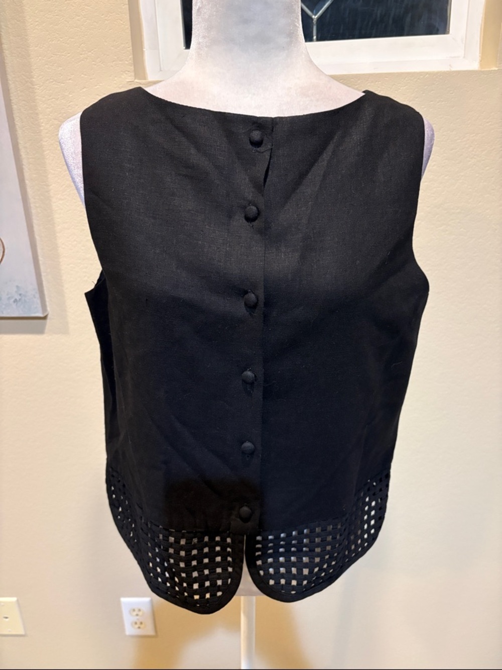 Sleeveless Black Linen Blend Button-Back Blouse with Rounded Eyelet Hem-Size 14